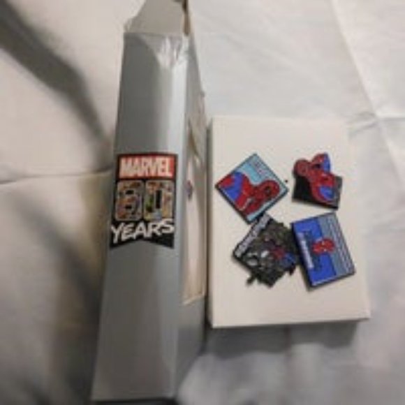 SPIDERMAN 80 YEAR ANNIVERSARY 4 LAPEL PIN PACK - Picture 4 of 6
